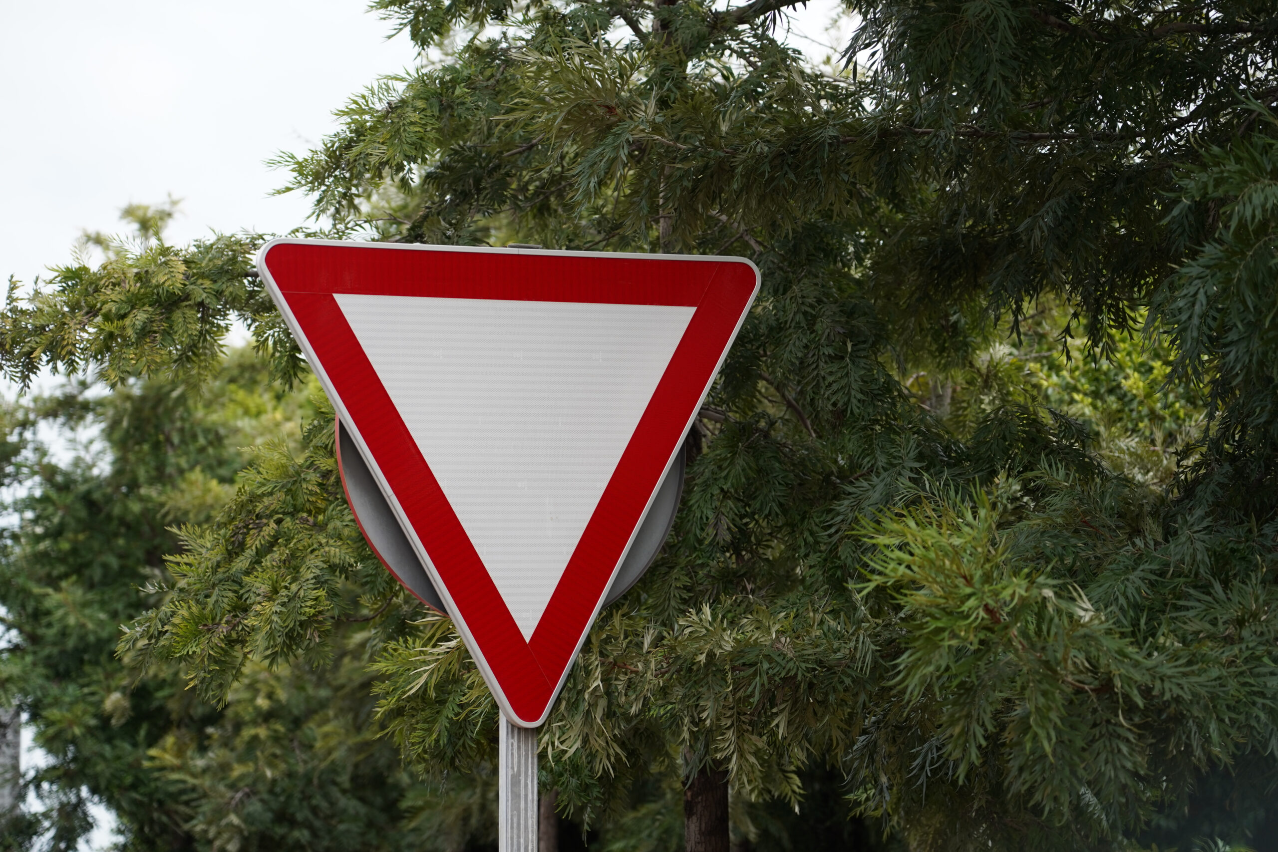 Placa de trânsito com o símbolo "dê a preferência"
