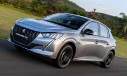 Carro modelo Peugeot 208 na cor cinza