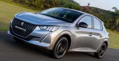 Carro modelo Peugeot 208 na cor cinza