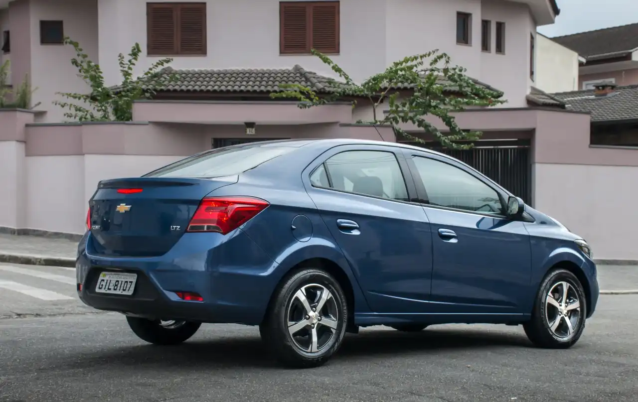 Carro modelo Chevrolet Prisma na cor azul