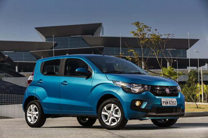 Carro modelo Fiat Mobi azul