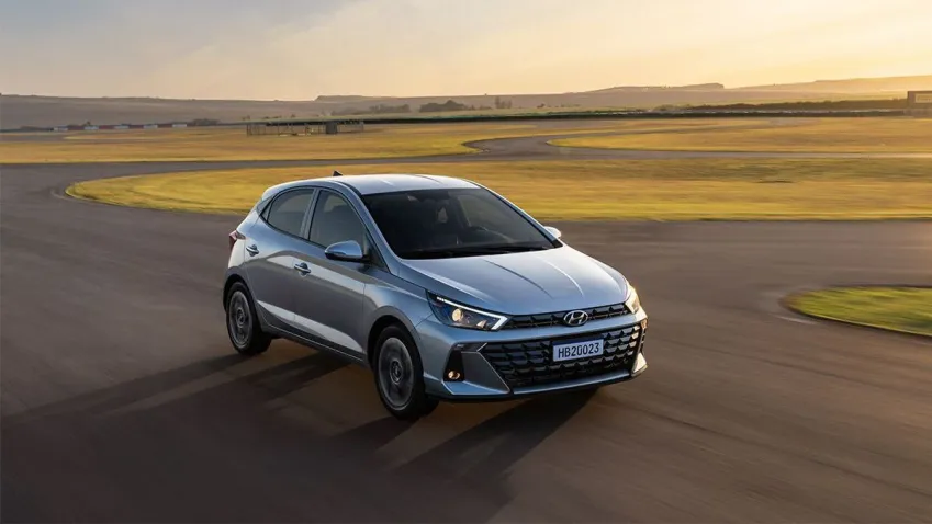 Carro modelo HB20 na cor cinza em um campo aberto