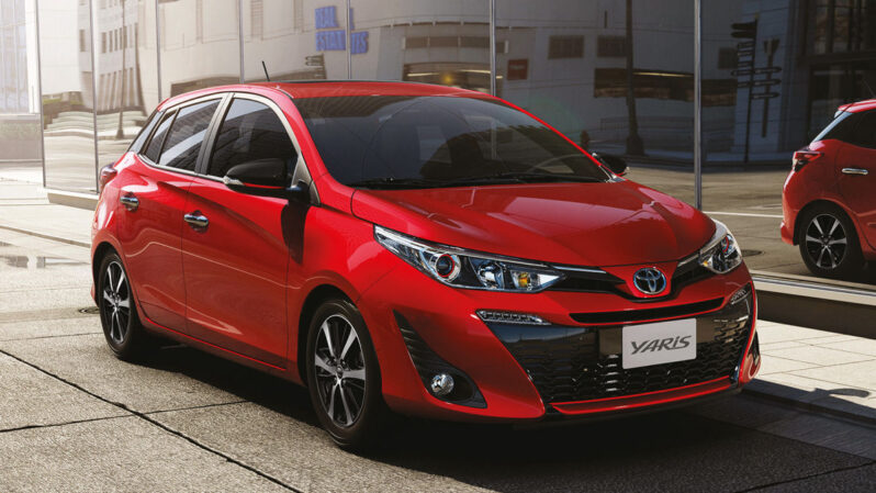 Carro Toyota Taris Hatch na cor vermelho